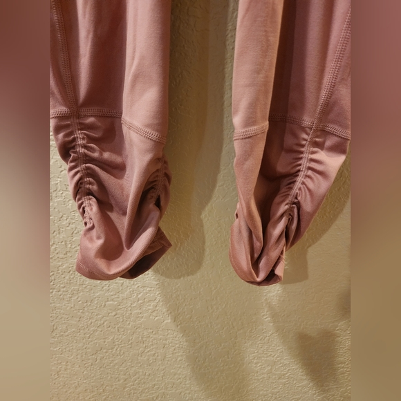 All in Motion Ultra Highrise Crop Yoga Pants Womens XS Rose Ruched Hem 2 Pockets - Picture 2 of 9